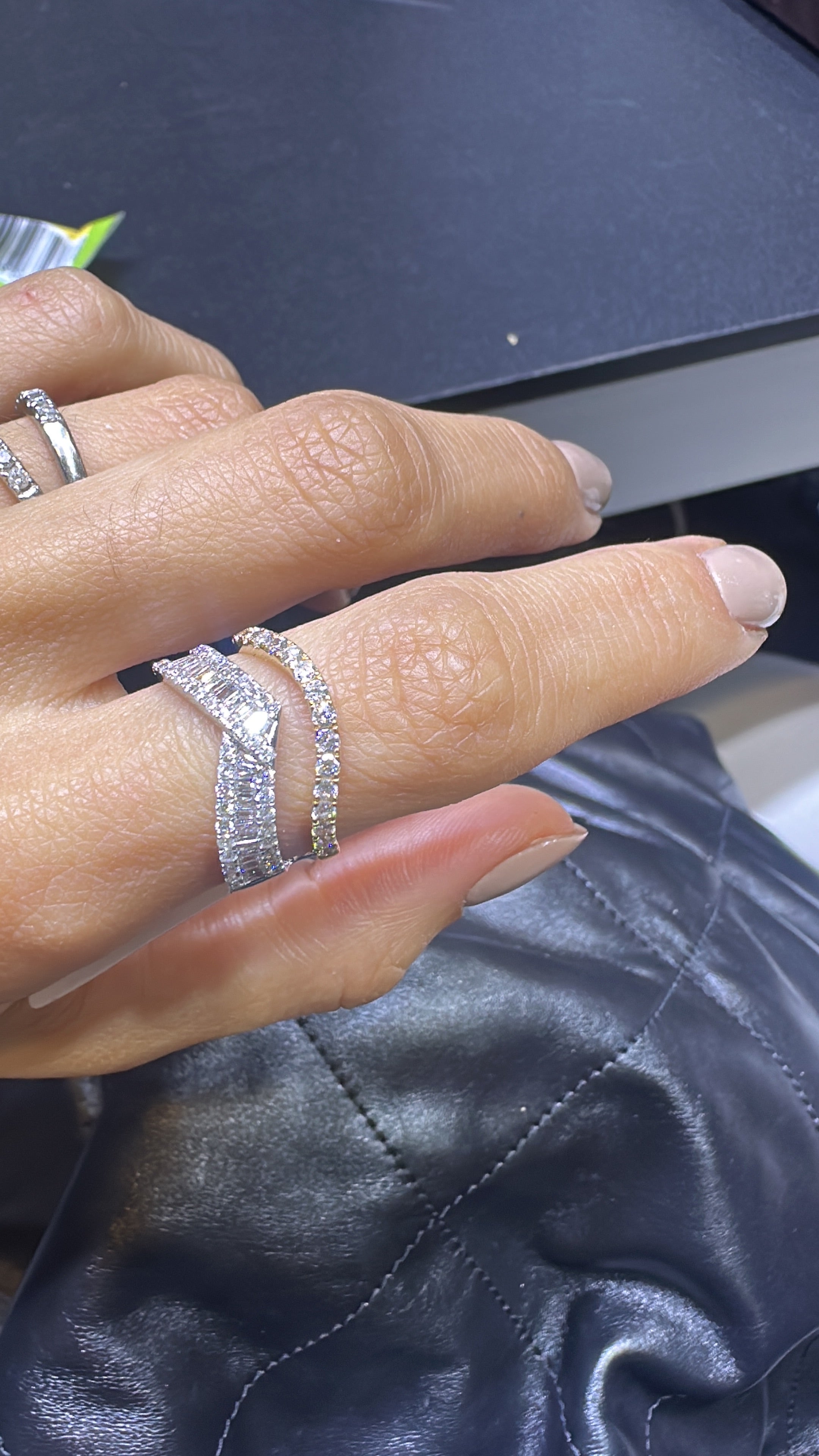 Anillo en V Oro y Diamantes*