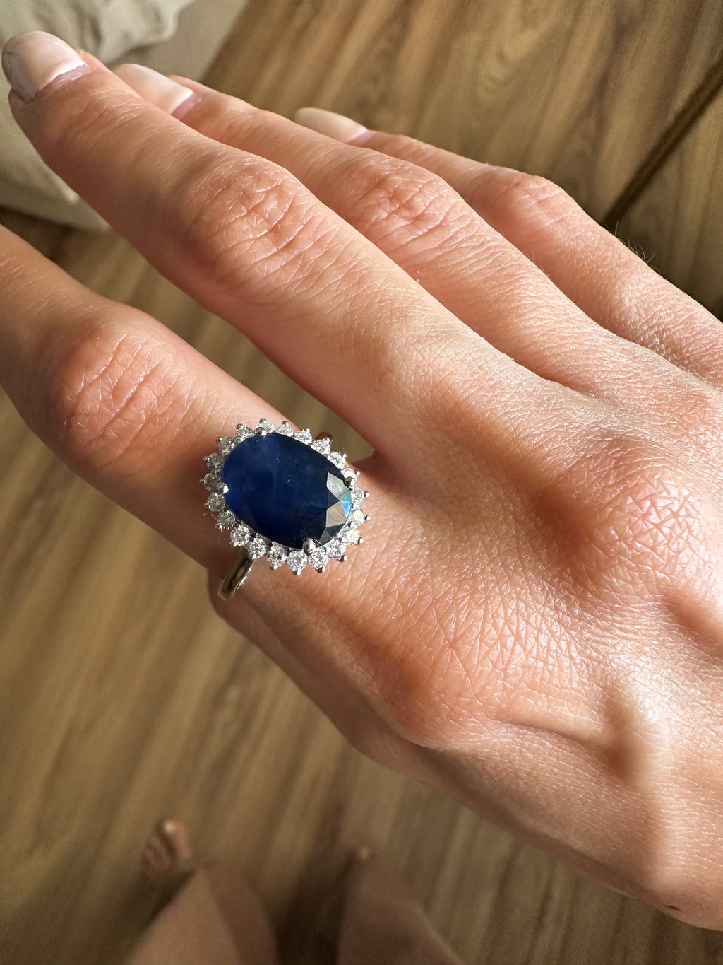 Anillo Zafiro Azul Ovalado con Diamantes