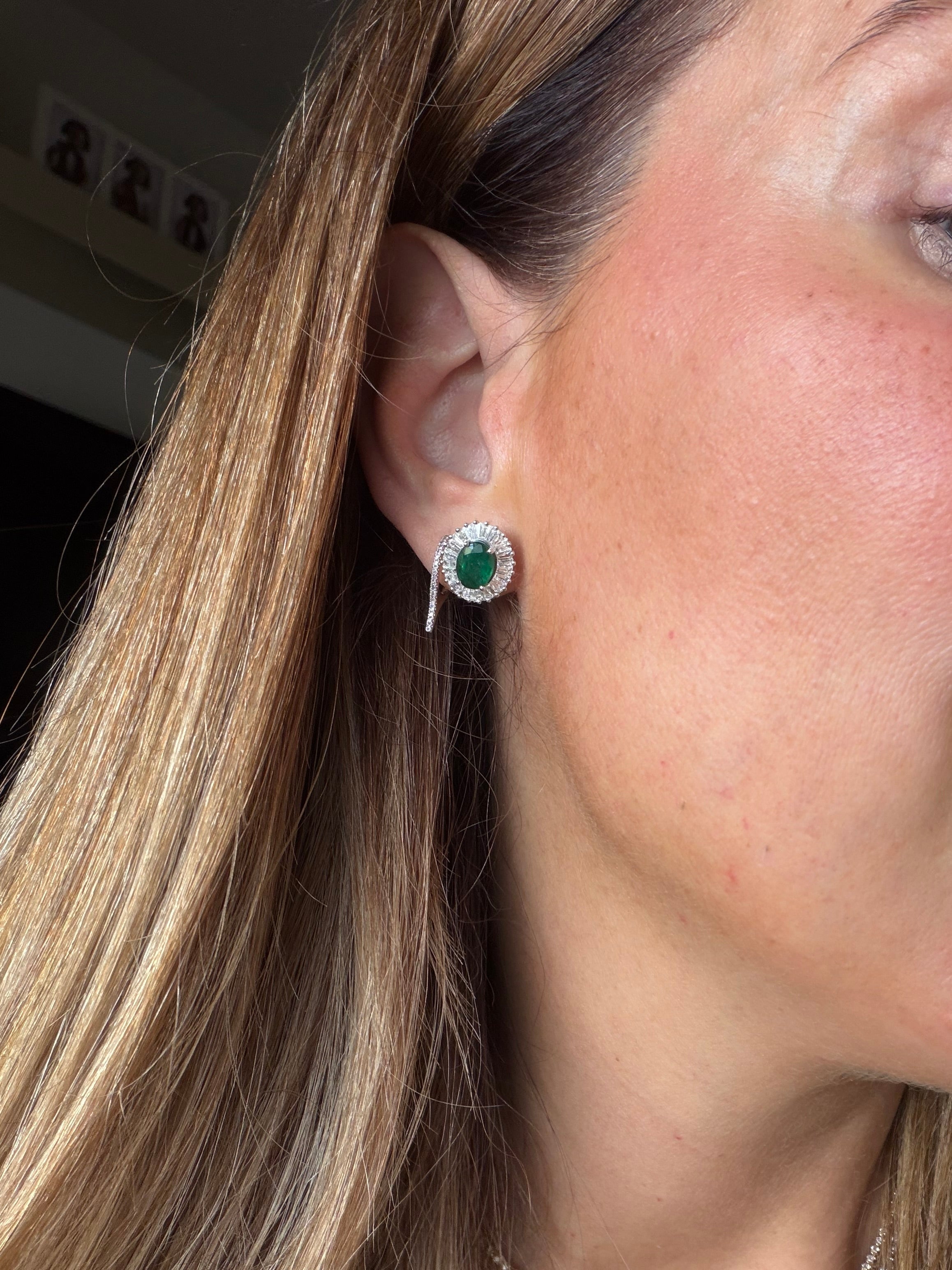 Aretes esmeralda ovalado con diamantes baguette